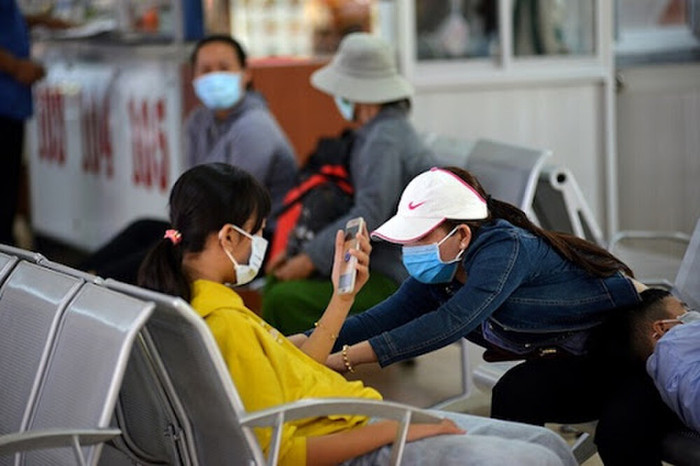 Việc đeo khẩu trang nơi công cộng dần trở nên phổ biến nhiều hơn