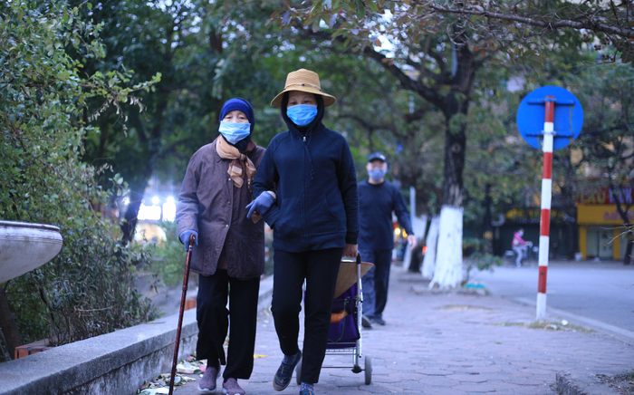 Người Hà Nội co ro trong rét đậm rét hại 9 độ C ngày cuối cùng của năm Ảnh 2