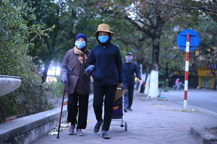 Ngay từ sáng sớm người dân ăn mặc kín mít, trang bị đủ ấm khi ra đường.