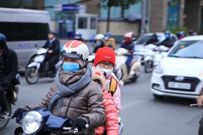 Nhiều trẻ nhỏ được cha mẹ mặc ấm khi ra đường.