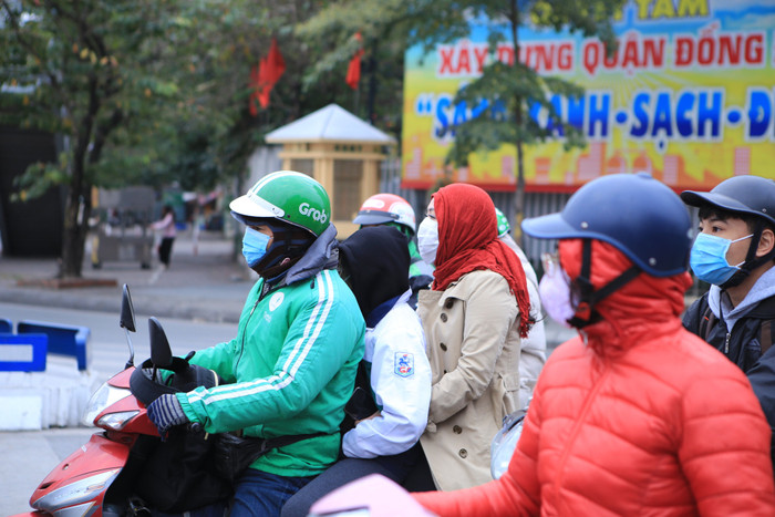 Người Hà Nội co ro trong rét đậm rét hại 9 độ C ngày cuối cùng của năm Ảnh 7