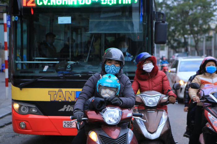 Người Hà Nội co ro trong rét đậm rét hại 9 độ C ngày cuối cùng của năm Ảnh 8