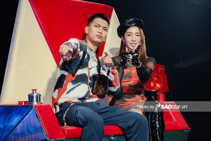 BigDaddy - Emily đã ăn mặc đẹp lấn át hai tiền bối...