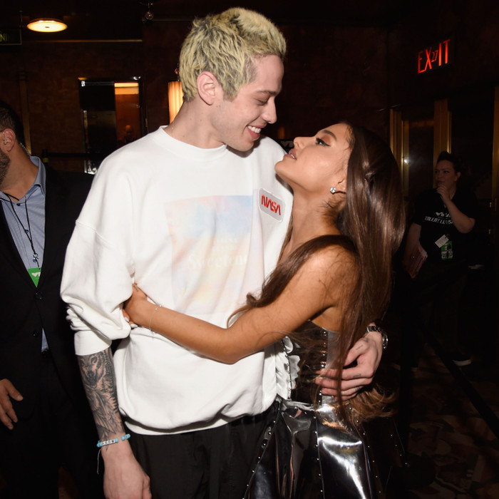 Ariana Grande đính hôn với Dalton Gomez: Pete Davidson cảm thấy bị tổn thương? Ảnh 1