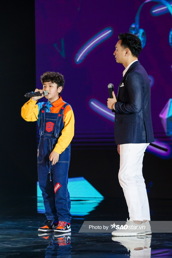 Tố chất ngôi sao 'New Generation' thể hiện rõ qua màn trình diễn và cách giao tiếp vô cùng tự tin của Đăng Bách.