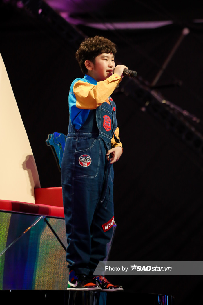 Lần đầu tiên, cả 6 huấn luyện viên phải đứng trên sân khấu chờ thí sinh Rap để quyết định chọn về đội nào.