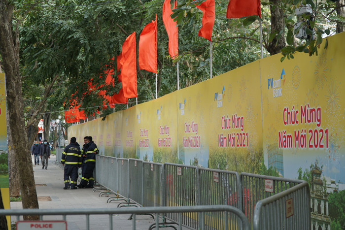 Khu vực bắn pháo hoa tại Hồ Hoàn Kiếm được dựng hàng rào, che phông bạt và có lực lượng canh gác, bảo vệ nghiêm ngặt. Xe đặc chủng của Bộ Tư lệnh Thủ đô Hà Nội vận chuyển các thiết bị chuyên dụng đến trận địa pháo hoa được tập kết ở bên ngoài để đảm bảo an toàn. Bên cạnh đó, lực lượng cảnh sát cũng được phân công chốt chặn tại các điểm.