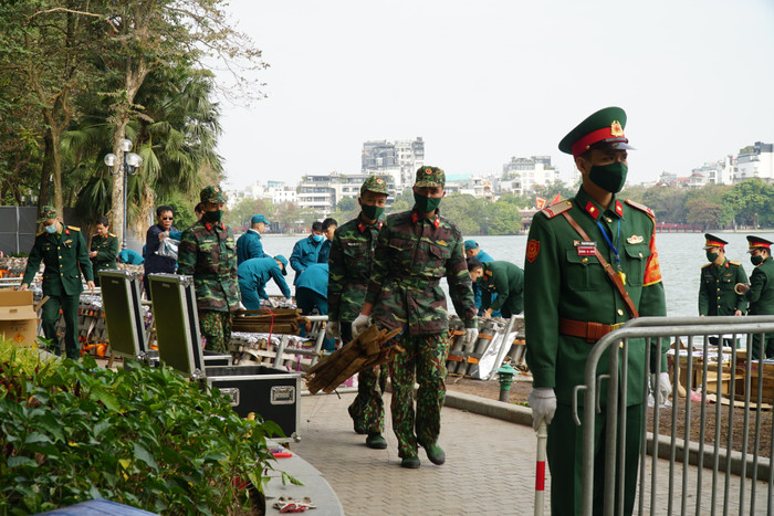 Cụ thể, chào đón năm mới 2021, thủ đô Hà Nội tổ chức bắn pháo hoa tầm cao tại 3 khu vực là hồ Hoàn Kiếm, Công viên Thống Nhất và Mỹ Đình từ 0h ngày 1/1/2021. Thời lượng bắn pháo hoa tầm cao kéo dài 15 phút.
