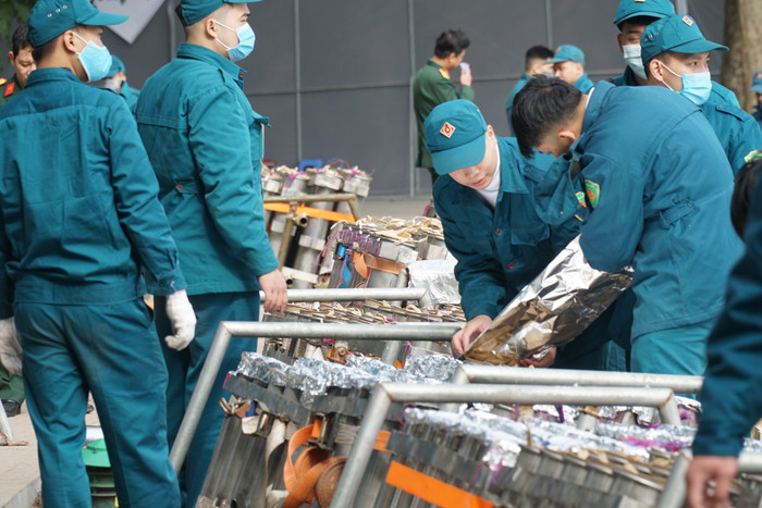 Theo ghi nhận tại trận địa pháo hoa trên Hồ Gươm trước giờ khai hoả vài giờ lực lượng chức năng đang gấp rút hoàn thành việc lắp đặt pháo hoa trong buổi sáng để sẵn sàng phục vụ nhân dân. 