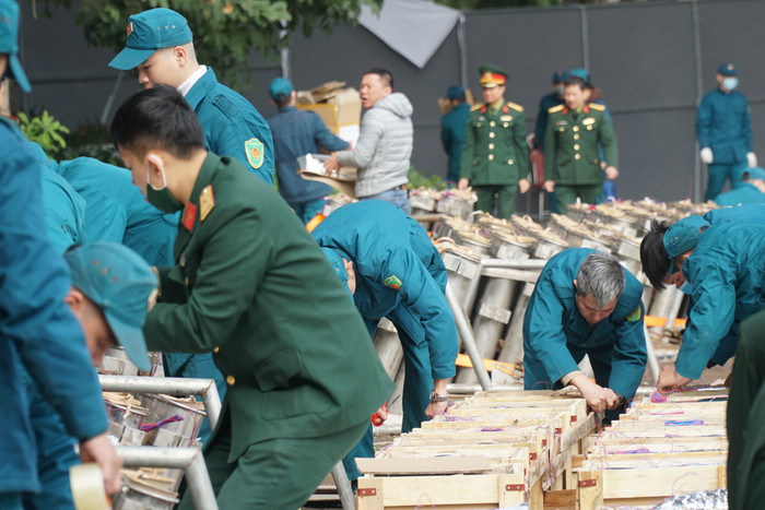 Công tác lắp đặt và chuẩn bị cơ bản đã hoàn thành trong sáng nay. Hàng trăm thùng pháo hoa đã được chuẩn bị cho đêm chào đón năm mới. Tại 3 điểm bắn pháo hoa chào mừng Tết Dương lịch đều đầy đủ các loại pháo hoa tầm cao và tầm thấp để phục vụ người dân đón năm mới. Súng pháo đã được cố định bằng khung để pháo được đi đúng hướng trong quá trình bắn.