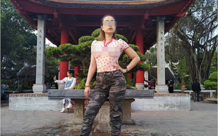 Người phụ nữ thả rông ngực ở Sài Gòn lại đến thăm đền Ngọc Sơn với kiểu áo không nội y, tạo dáng phản cảm Ảnh 2