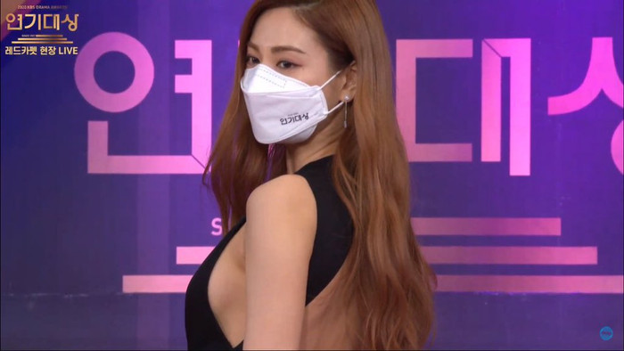 Thảm đỏ 'KBS Drama Awards 2020': Nana diện đầm cắt xẻ táo bạo chiếm trọn 'spotlight' Ảnh 5
