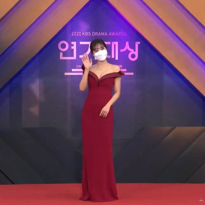 Thảm đỏ 'KBS Drama Awards 2020': Nana diện đầm cắt xẻ táo bạo, khoe chân dài miên man Ảnh 9