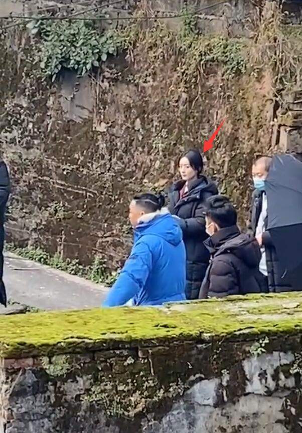 Quay phim bị người dân trách mắng, Triệu Lệ Dĩnh tỏ vẻ không vui ra mặt, liếc mắt nhìn đối phương Ảnh 9