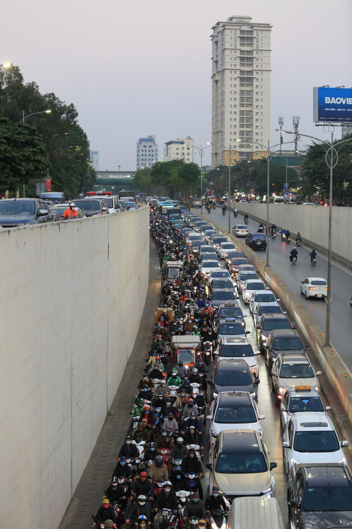 Các làn xe nhích từng chút một tại khu vực hầm Kim Liên