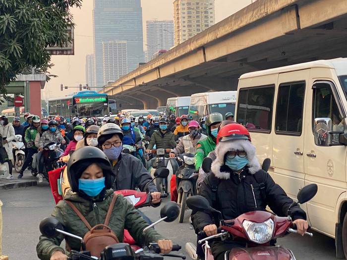 Chùm ảnh: Đường phố Hà Nội kẹt cứng, nhích từng đoạn trong ngày làm việc cuối cùng của năm Ảnh 2