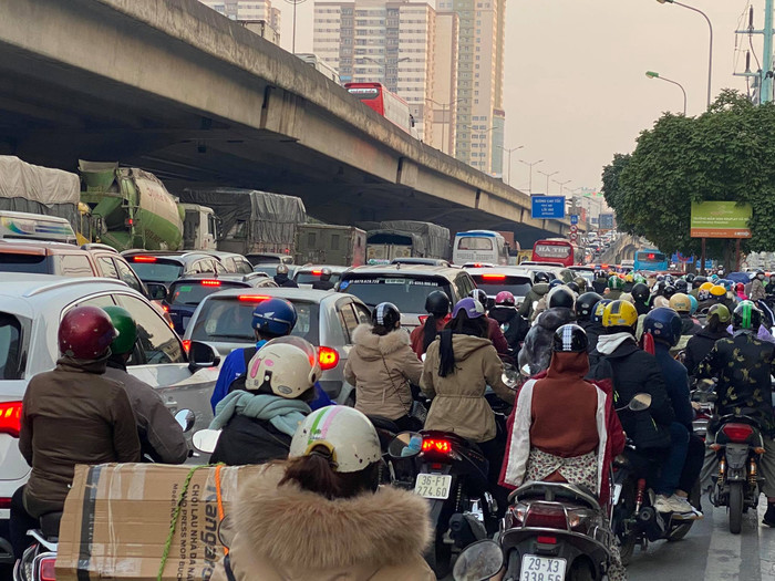 Các phương tiện tham gia giao thông dày đặc