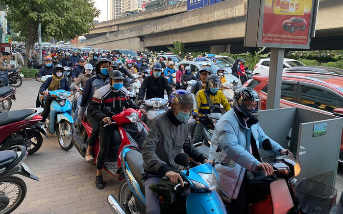 Chùm ảnh: Đường phố Hà Nội kẹt cứng, nhích từng đoạn trong ngày làm việc cuối cùng của năm Ảnh 2