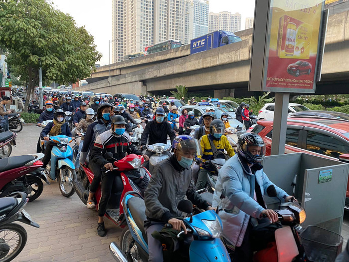 Cả xe máy và ô tô chỉ có thể nhích từng đoạn trong cảnh ùn tắc