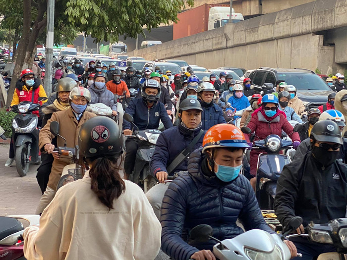 Chùm ảnh: Đường phố Hà Nội kẹt cứng, nhích từng đoạn trong ngày làm việc cuối cùng của năm Ảnh 6