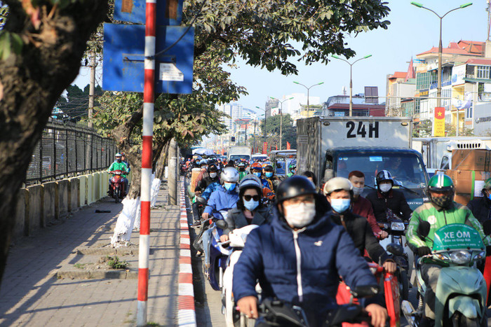 Có xe máy leo lên vỉa hè để thoát đoạn tắc nghẽn