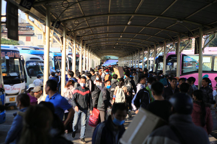 Khung cảnh đông đúc tại bến xe ngày cuối năm