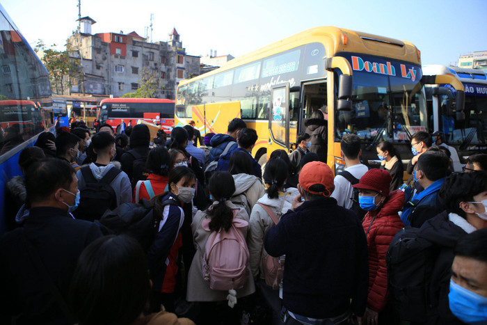 Chùm ảnh: Đường phố Hà Nội kẹt cứng, nhích từng đoạn trong ngày làm việc cuối cùng của năm Ảnh 12