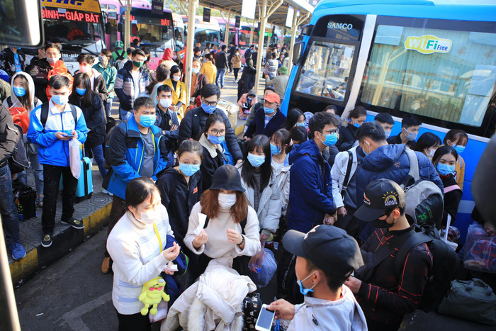 Chùm ảnh: Đường phố Hà Nội kẹt cứng, nhích từng đoạn trong ngày làm việc cuối cùng của năm Ảnh 11