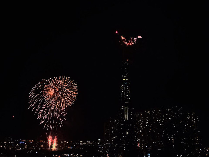 Một cảnh pháo hoa tại địa điểm Landmark81 và đầu hầm Thủ Thiêm (Ảnh: FB)