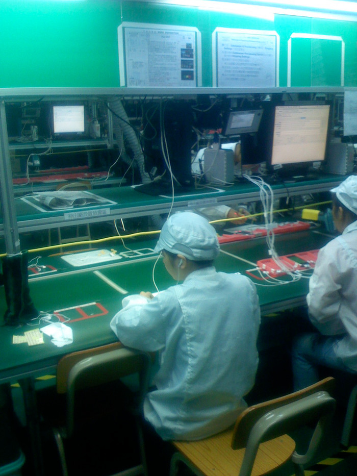 Được ra mắt vào năm 2007, iPhone đời đầu được xem là một phát kiến lớn về công nghệ, cả đối với Apple cũng như ngành công nghiệp. Phần cứng của iPhone cũng khiến các đối tác lắp ráp phải liên tục cải thiện hoạt động của mình, bao gồm mở rộng nhân lực sản xuất hay cơ sở vật chất. Ảnh: Apple Insider