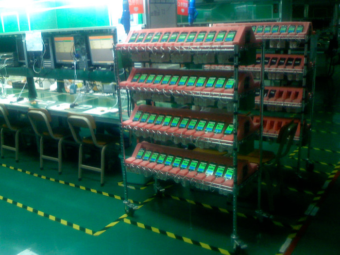 Bên cạnh đó, những hình ảnh rò rỉ cũng cho thấy đây nhiều khả năng là khâu kiểm tra chất lượng và thử nghiệm, thay vì là khâu lắp ráp. Người yêu công nghệ cũng có thể thấy hình ảnh một kệ để điện thoại đầy những chiếc iPhone được kết nối để thử nghiệm. Ở một hình ảnh khác, người xem có thể thấy phần mềm đang được chạy thử nghiệm trên điện thoại. Ảnh: Apple Insider