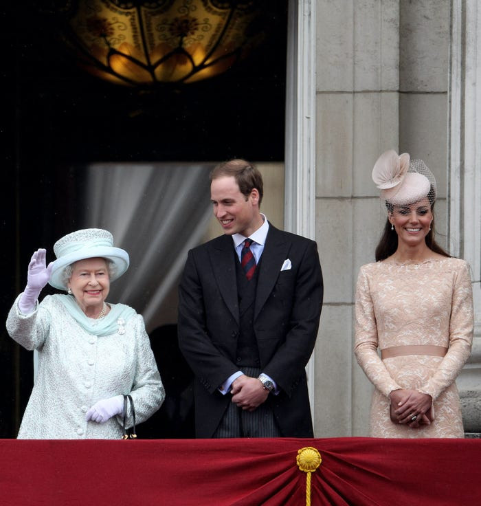Cả Nữ hoàng và Kate Middleton đều có xu hướng chọn các sản phẩm may mặc có chi tiết tinh tế. Năm 2012, họ cùng mặc trang phục có ren hoa khi xuất hiện trên ban công cung điện Buckingham. 