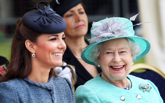 Kate Middleton học tập gu thời trang của Nữ hoàng Elizabeth II Ảnh 2