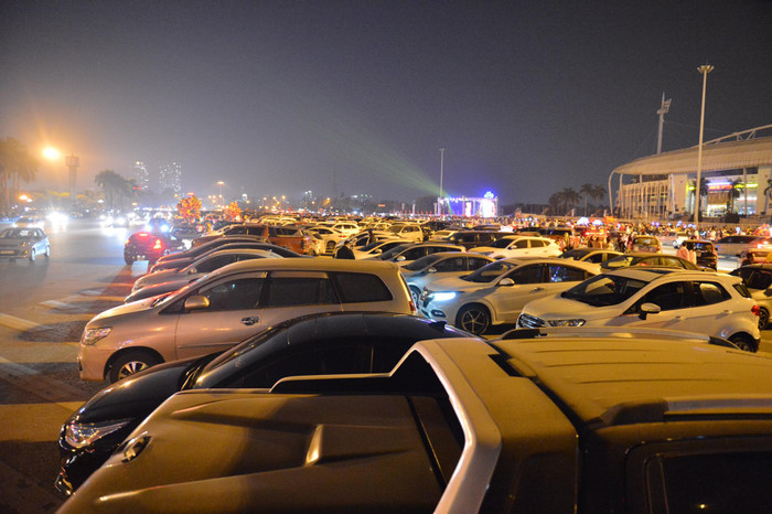 Càng về đến thời điểm bắn pháo hoa, lượng tô tô đổ về khu vực này càng trở nên đông đúc.