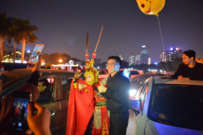 Nhiều người cũng tranh thủ hóa trang thành các nhân vật nổi tiếng, tạo điểm nhấn thú vị trước thời khắc giao mùa.