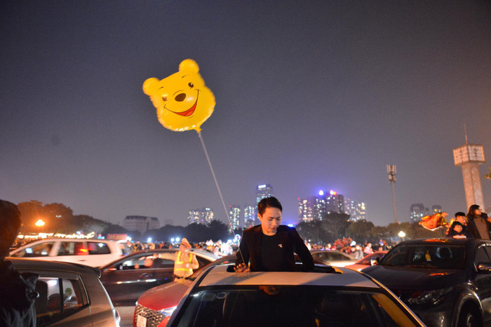 Ảnh: Người dân trải chiếu ăn uống, ngồi trên ô tô chờ xem pháo hoa mừng năm mới 2021 Ảnh 14