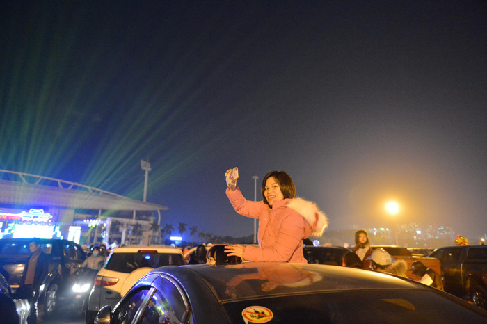 Ảnh: Người dân trải chiếu ăn uống, ngồi trên ô tô chờ xem pháo hoa mừng năm mới 2021 Ảnh 12