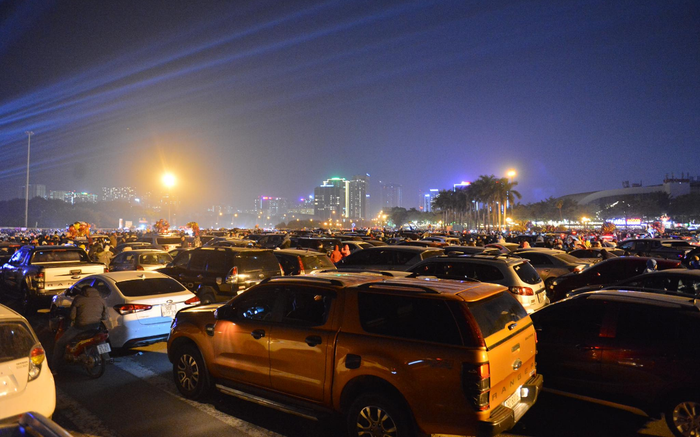Ảnh: Người dân trải chiếu ăn uống, ngồi trên ô tô chờ xem pháo hoa mừng năm mới 2021 Ảnh 2
