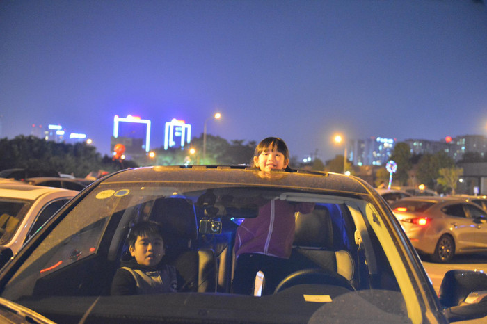 Ảnh: Người dân trải chiếu ăn uống, ngồi trên ô tô chờ xem pháo hoa mừng năm mới 2021 Ảnh 19