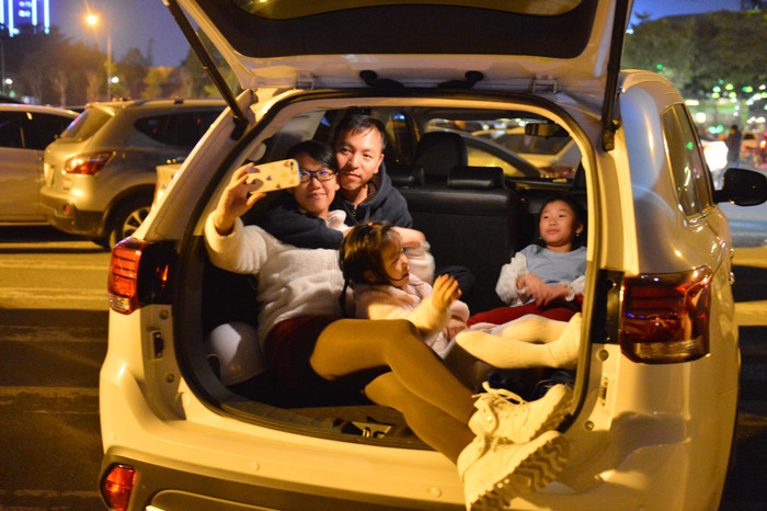 Ngồi trên ô tô để thưởng thức pháo hoa không phải là hiếm.
