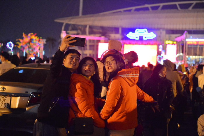 Nhiều người check-in trong những giờ phút cuối cùng của năm 2020