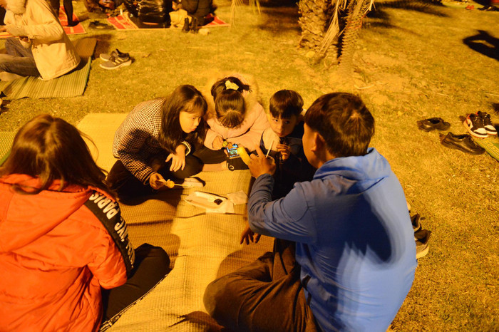 Ảnh: Người dân trải chiếu ăn uống, ngồi trên ô tô chờ xem pháo hoa mừng năm mới 2021 Ảnh 9