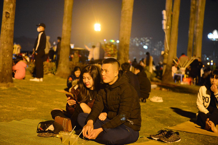 Ảnh: Người dân trải chiếu ăn uống, ngồi trên ô tô chờ xem pháo hoa mừng năm mới 2021 Ảnh 7