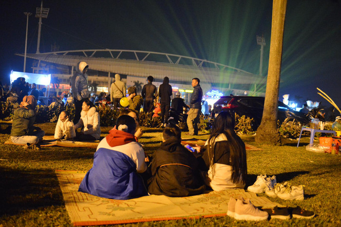 Ảnh: Người dân trải chiếu ăn uống, ngồi trên ô tô chờ xem pháo hoa mừng năm mới 2021 Ảnh 5