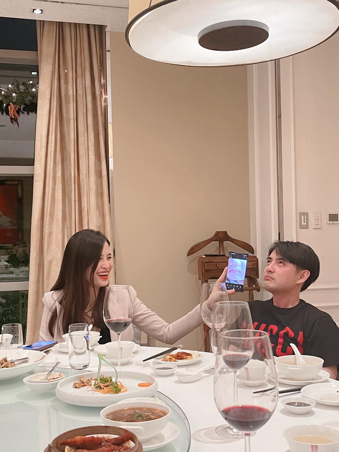 Diễn xa nhà phải facetime với Winnie, Đông Nhi - Ông Cao Thắng thể hiện độ nghiện con 'level max' Ảnh 4