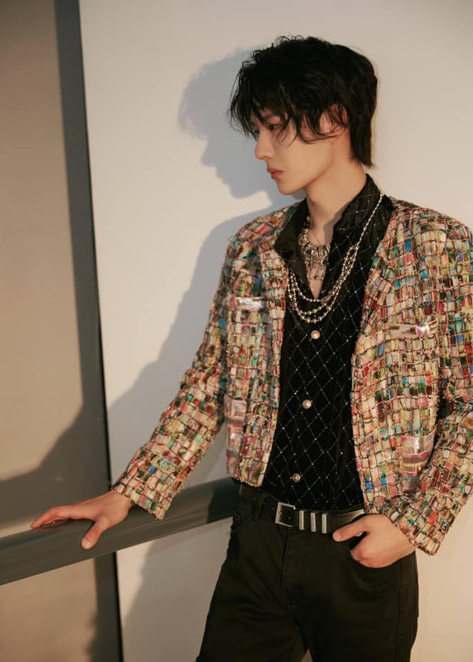 Vương Nhất Bác chọn kiểu áo 'nữ tính' kẻ ô đầy màu sắc nhấn nhá cùng phụ kiện dây chuyền layers