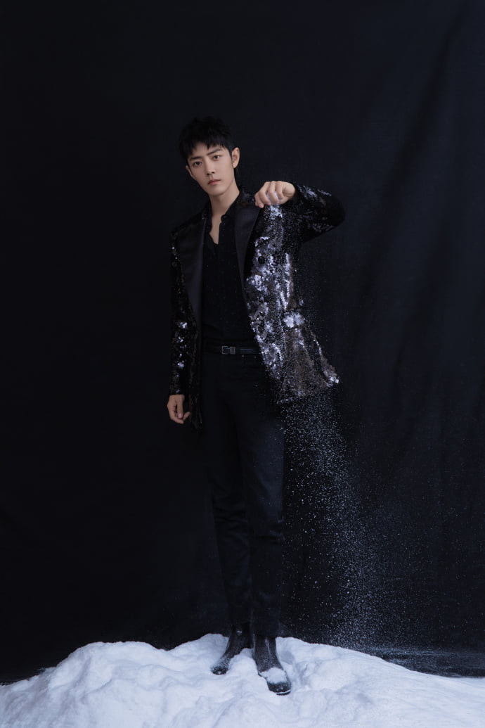 Không còn là suit trơn tru, Tiêu Chiến đã nhanh chóng nhấn nhá cả tổng thể với áo khoác sequin&nbsp;