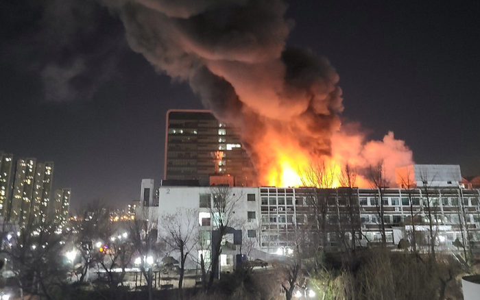 Trường Đại học Hàn Quốc cháy lớn ngay đêm Giao thừa 2021: Hơn 70 lính cứu hỏa đến dập lửa! Ảnh 2