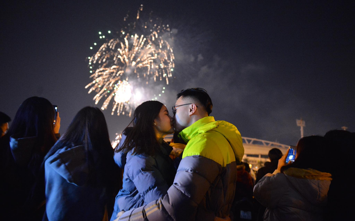 Pháo hoa mừng năm mới 2021 rực sáng trên bầu trời Hà Nội Ảnh 2