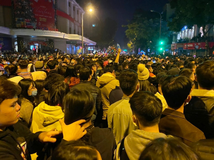 Cảnh tượng chưa từng có đêm giao thừa: Chen lấn ngất xỉu, vật vã nhiều tiếng đến rạng sáng mới về tới nhà Ảnh 2